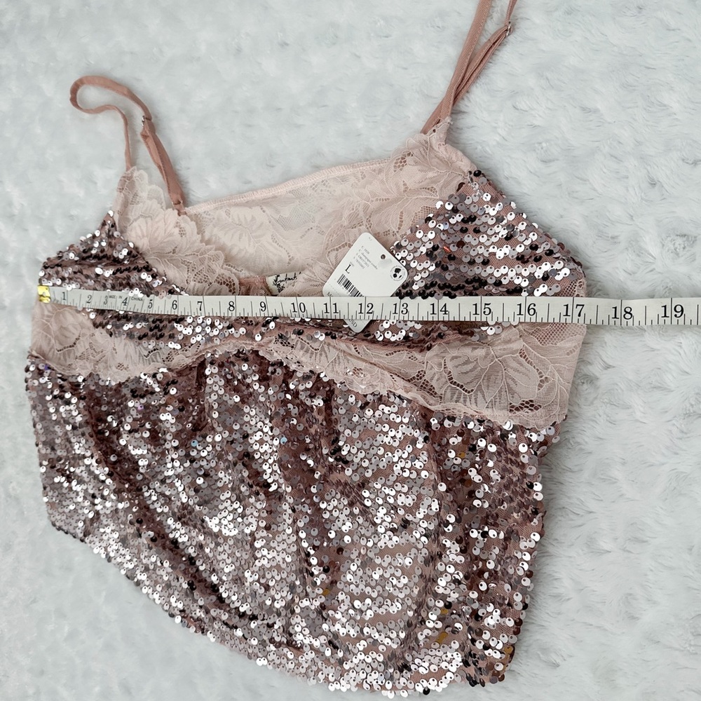 NWT- FREE PEOPLE Right Rhythm Sequin Cami Top ||
CHAMPAGNE COMBO - Picture 13 of 13